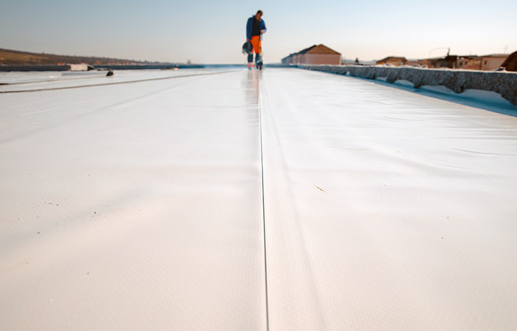 Installation toit plat membrane TPO.